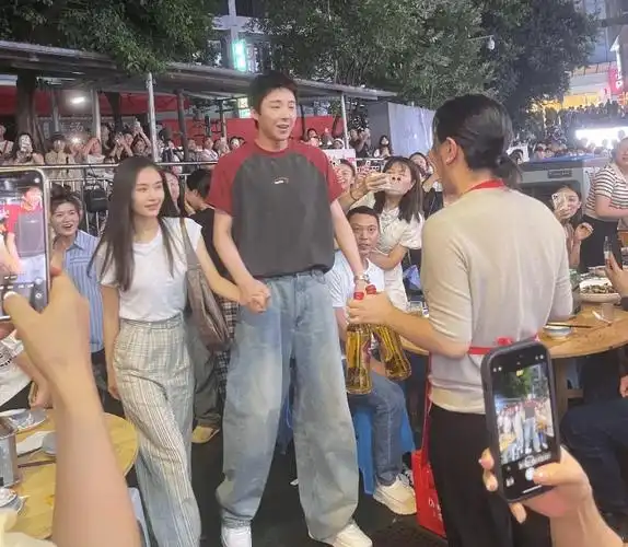刘宇宁携王子文牵手现身重庆,女方抬手疑走光,30cm身高差像父女_演技
