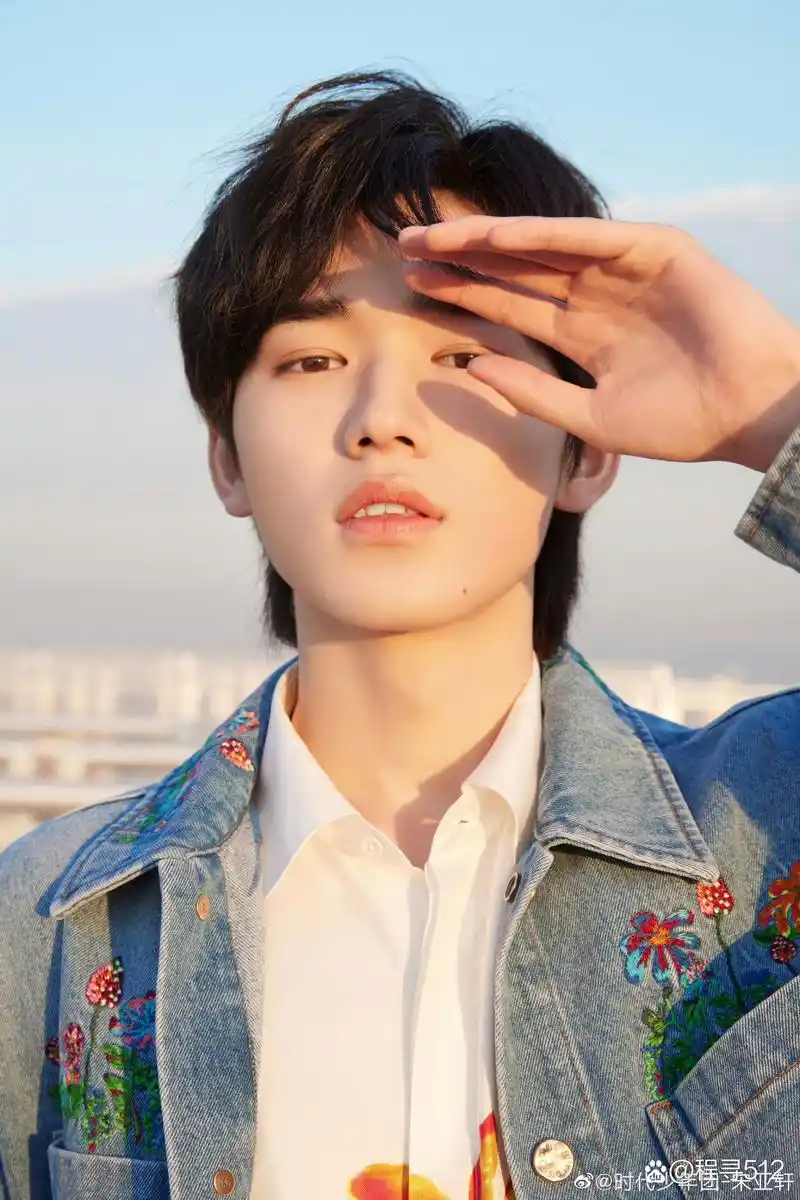 是清澈的少年鸭 今天是蓝色的亚轩～ #宋亚轩# #颜值# #时代少年团