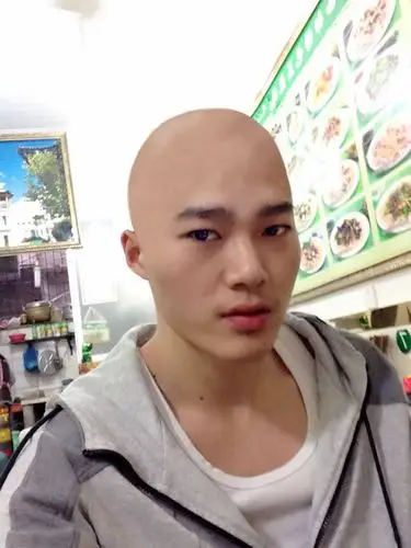 麻烦大神把我p成光头,肉眼不好分别的,谢谢!