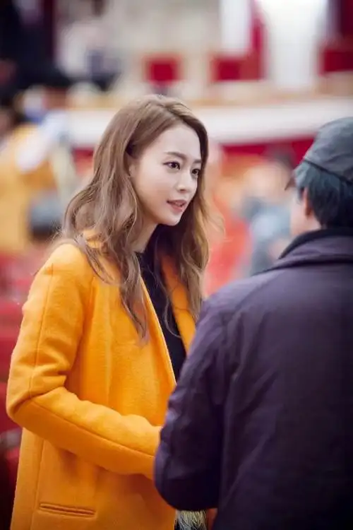 韩星韩艺瑟新剧花絮照公开精致外貌吸睛