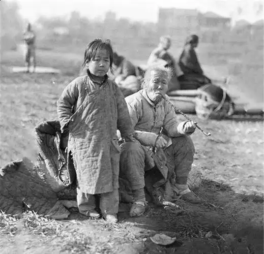 老照片民国穷苦家庭的儿童吃不饱穿不暖这才是穷人真实写照