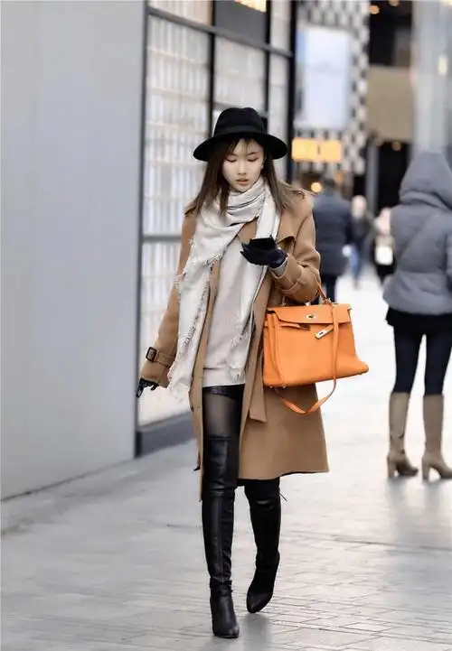 棕色呢子大衣搭配玄色过膝皮靴粗跟名目烘托身段