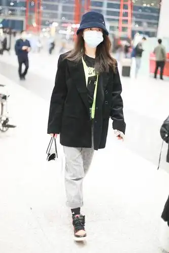 赵今麦街拍灯芯绒西装nike荧光色t恤aj1猪油扣碎球鞋潮味满满