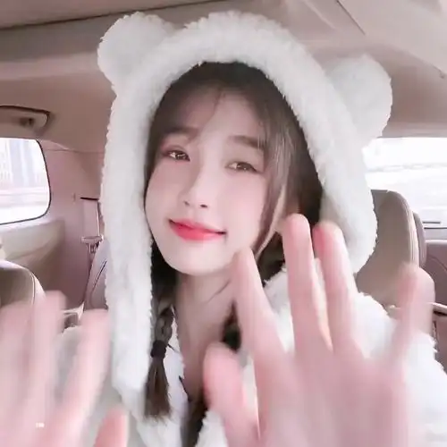 扎双马尾麻花辫,虞书欣实力诠释可爱是什么样子!