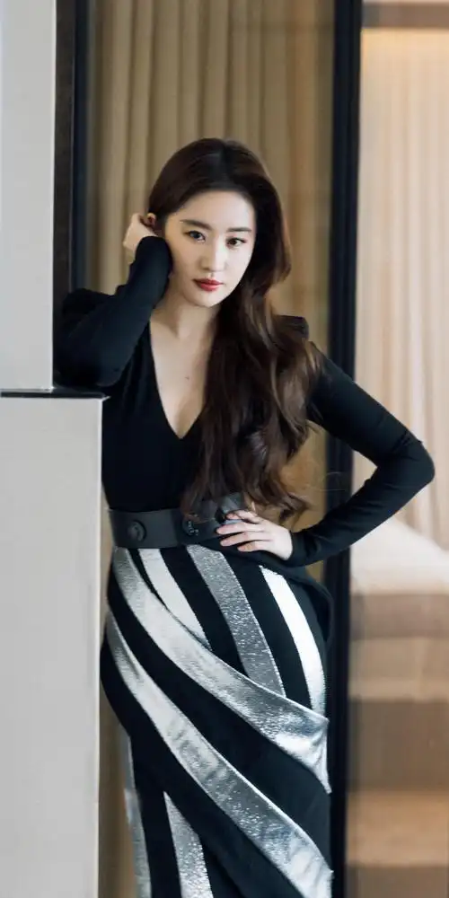 刘亦菲深v黑银条纹裙,气质满分!_高清图集_新浪网