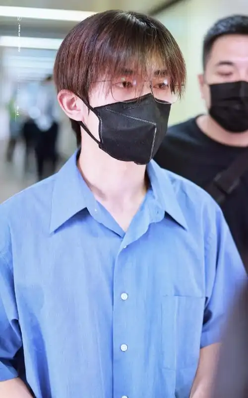 易烊千玺蓝衬衫##易烊千玺北京出发