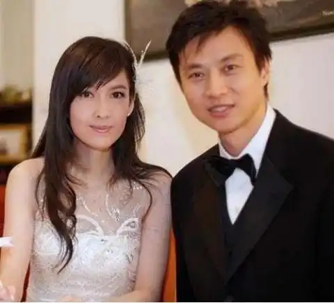 香港歌手黄凯芹资料 黄凯芹香港红磡演唱会