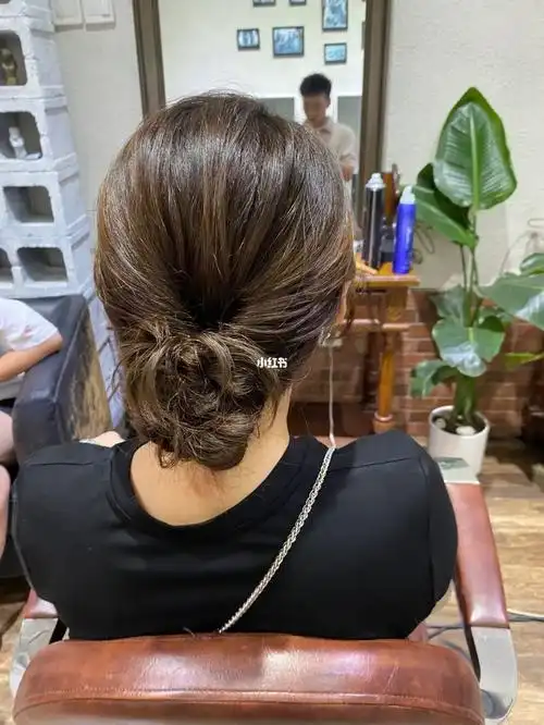 [星r][星r][星r][星r][星r]w温柔气质的一款低马尾 慵懒风的穿搭