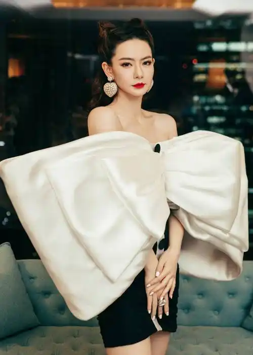 戚薇超大号蝴蝶结抹胸裙,夸张造型好吸睛,充满复古俏皮感_黑色_连衣裙