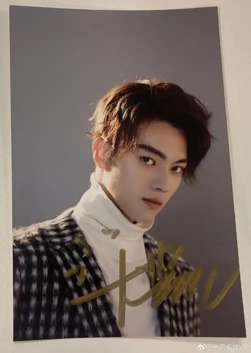 【#v总发福利#送#许凯#签名照】  春暖花开,风光无限好~v总先祝vip们