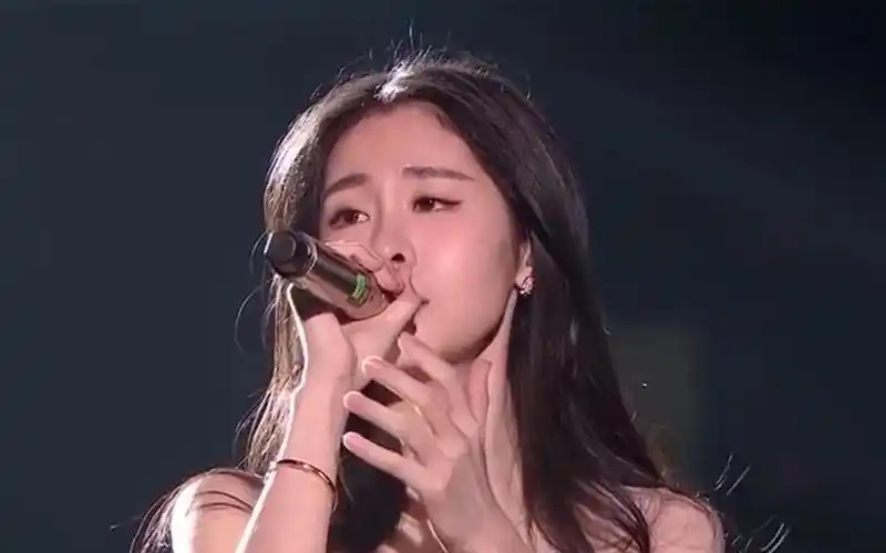 张碧晨台上演唱《凉凉》,张信哲上台一开口,我悄悄的带上了耳机_哔哩