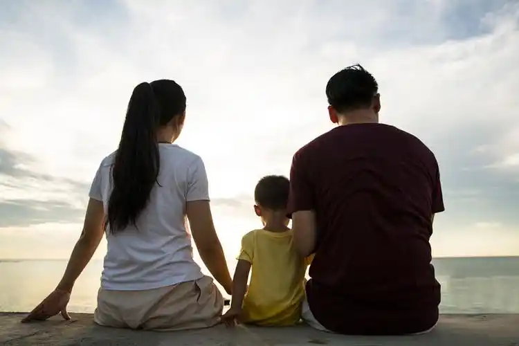 三口之家的场景香港一家三口背影