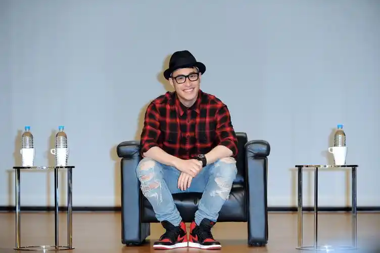 潘玮柏,美国国籍,1980年8月6日出生于美国西弗吉尼亚州,祖籍上海市