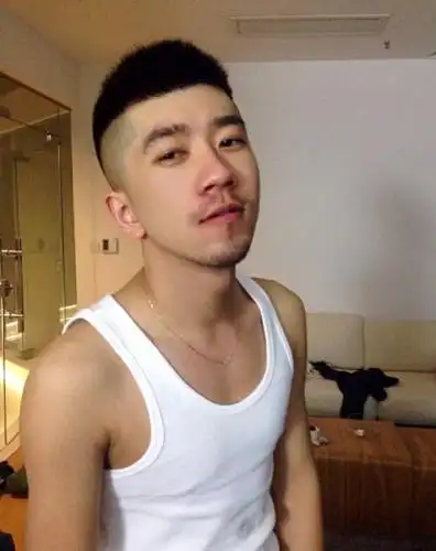 前不久手贱开始刮胡子,感觉长得越来越快了,心想还是慢慢留留胡渣看