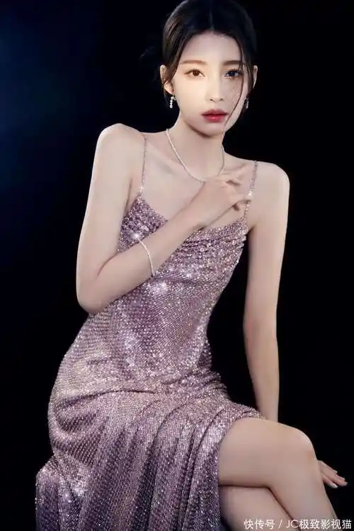 孙怡穿着3厘米短裙走路都让人担心别让裙摆飞起来了