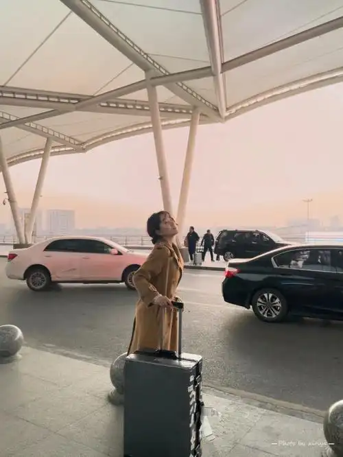 机场拍照姿势文案拍照秋冬穿搭