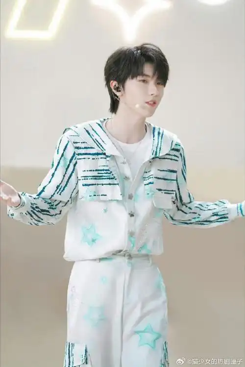 马嘉祺海军领套装