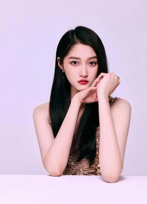 关晓彤满钻高开叉裙造型,关晓彤最近的造型鲨疯啦!