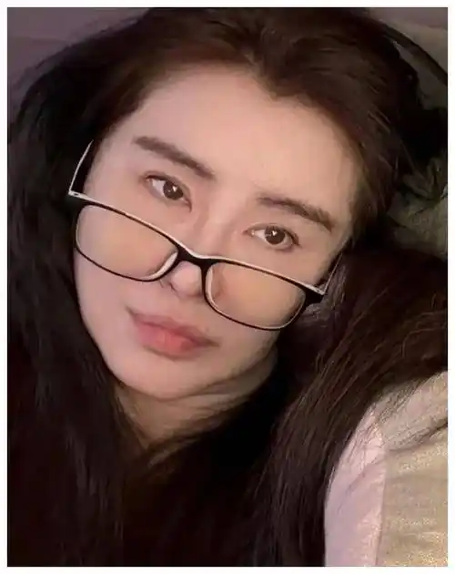 王祖贤57岁,戴眼镜双眼皮明显,面容黯淡,眼神沧桑!