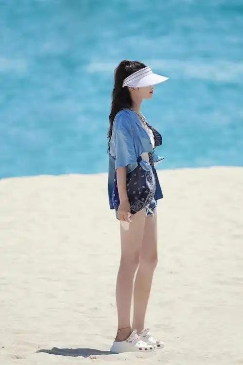 杨超越三亚录制极限挑战穿拼接衬衫配牛仔短裤清新又甜美