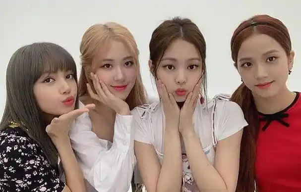 jennie惊喜现身lisa疯马秀!她的笑容暴露真相?