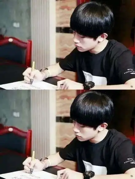 霉霉的握笔姿势亮眼了不过还是最服气易烊千玺写的一手好字