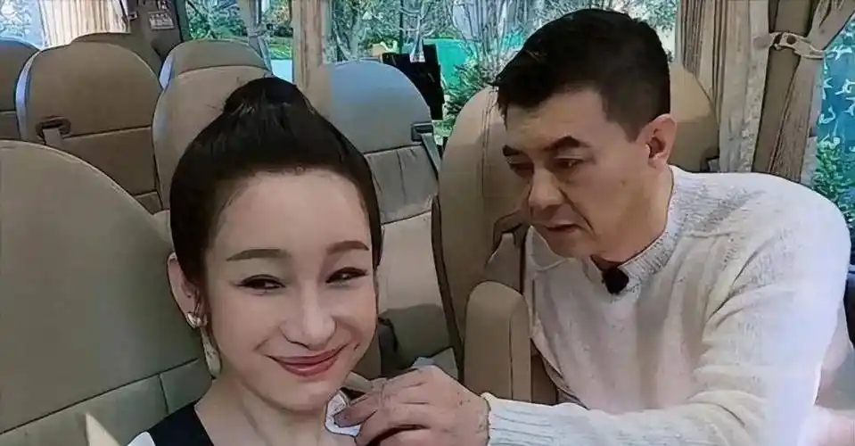 秦海璐和大7岁老公甜蜜合体,穿蓝色衬衫裙太温柔_女性_王新军_相关