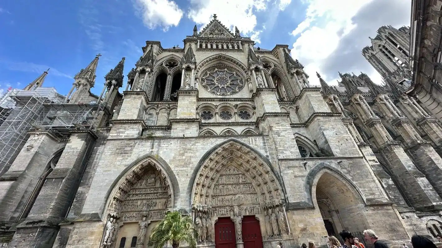 长得最象巴黎圣母院的兰斯圣母大教堂,是法国国 - 抖音