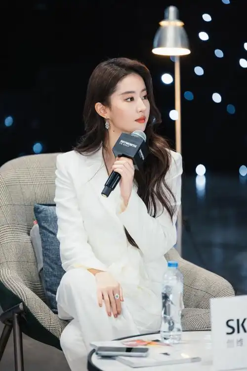 刘亦菲创维星河夜谈#线上见面会,一身白西装的亦菲又美又飒.