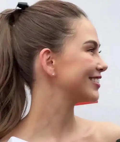 昆凌怼脸照流出:鼻子好漂亮,笑容甜美,网友:一看就是自然美