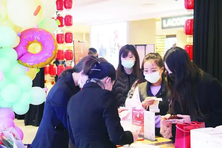 市民在商场排队结账,积极参与活动. 李依南 摄