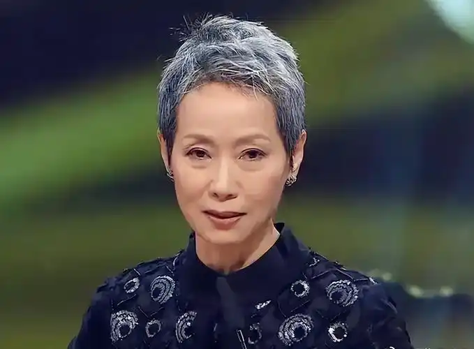 "许仙"叶童太真实,不染发不涂口红,演戏认真,穿搭却随意