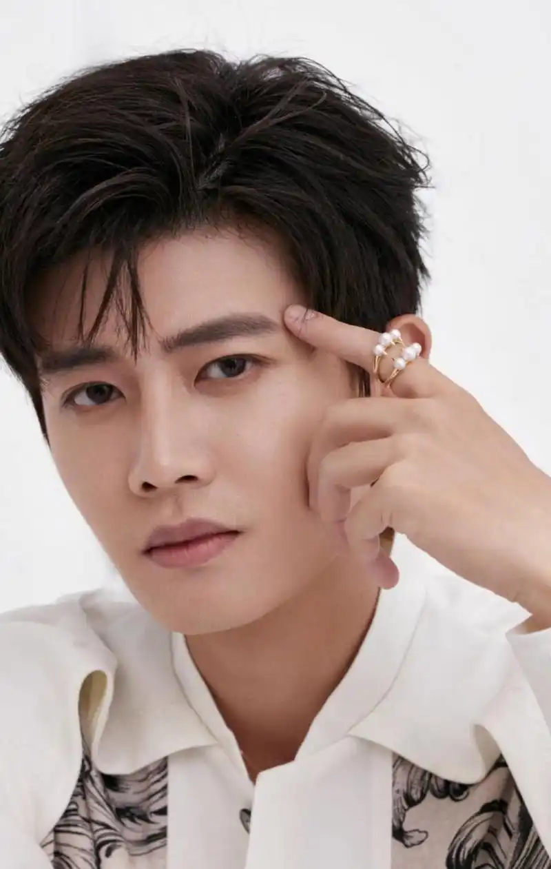 任嘉伦工作室分享活动精修照,手上戴着珍珠戒指彰显贵气,男生也可以用