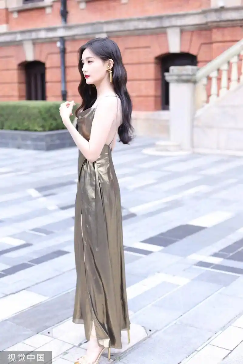 组图:李一桐穿高开叉长裙大秀美腿 美背白皙高贵又性感