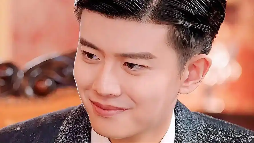 那一抹微笑让人难以抗拒 任嘉伦怼脸拍的照片简直太帅了!