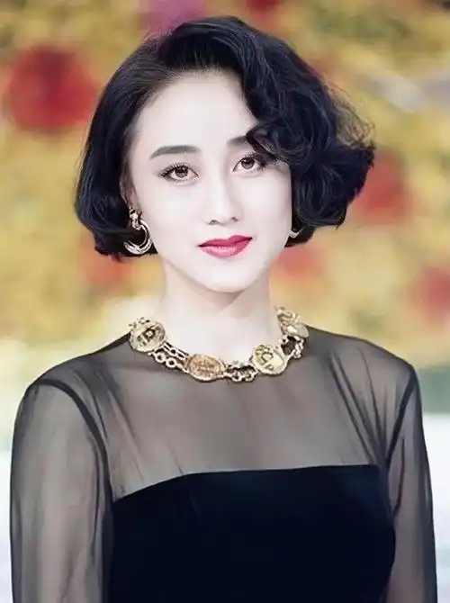被港风复古短卷发惊艳到了,90年代女明星个个时髦洋气,明艳动人