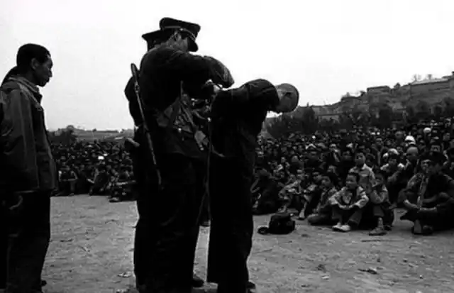 80年代"严打"老照片:强奸犯挂牌子游街示众,女犯人被公审