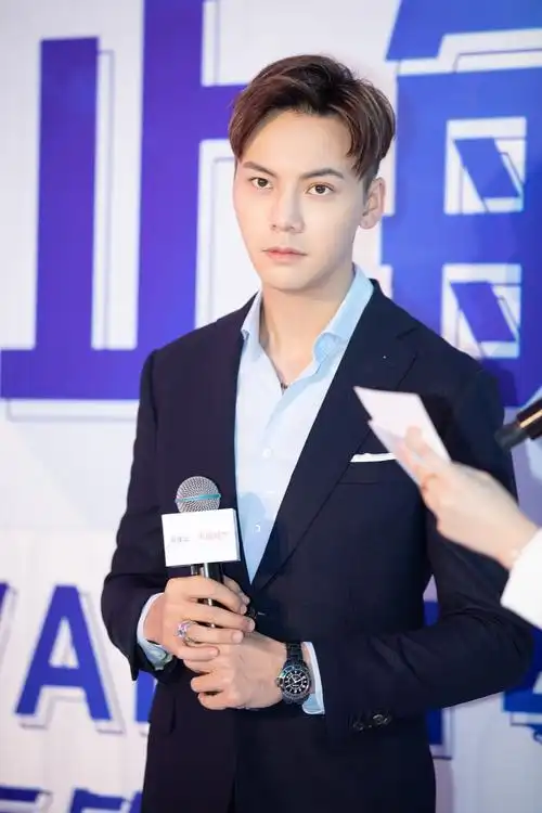 陈伟霆深蓝色西装出席活动 在线诠释帅气