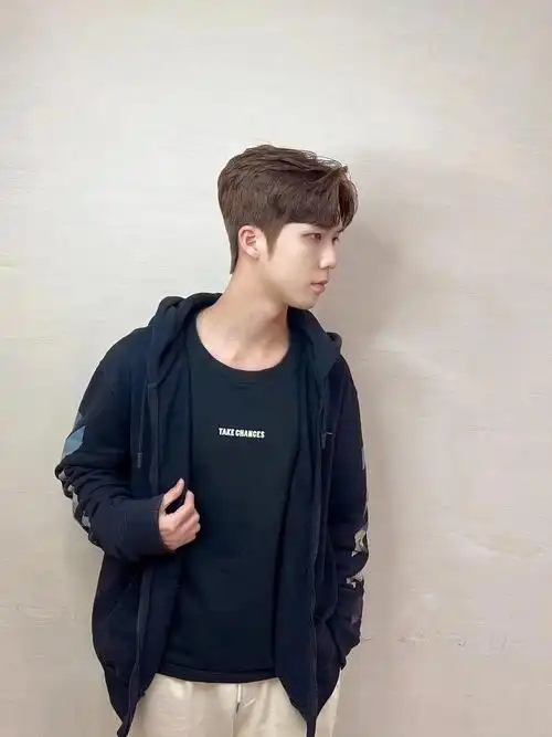 韩式微分c型刘海济南男士烫发男士发型