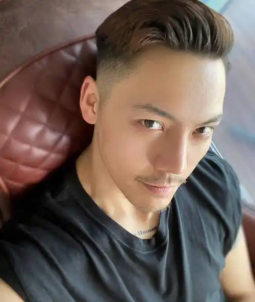 35岁陈伟霆久违营业晒与侄女合照其乐融融却被胡子抢镜