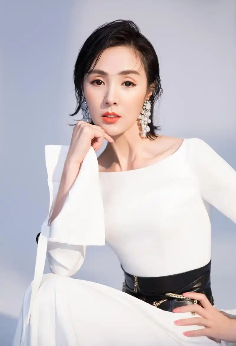 50岁单身名媛,背后的真相 姜宏波,一位出色的女演员,她的演技在娱乐圈