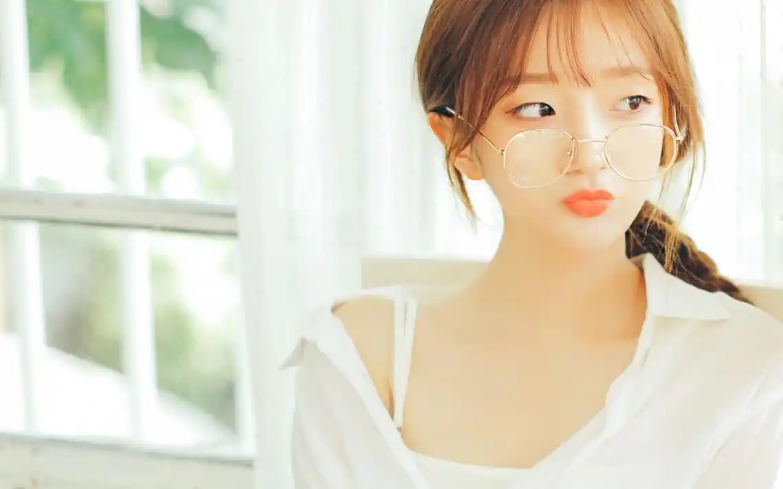 皮肤白皙的迷人小美女图片310