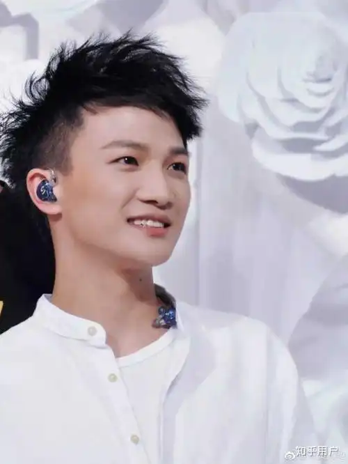 有没有周深超级可爱的照片呀~?