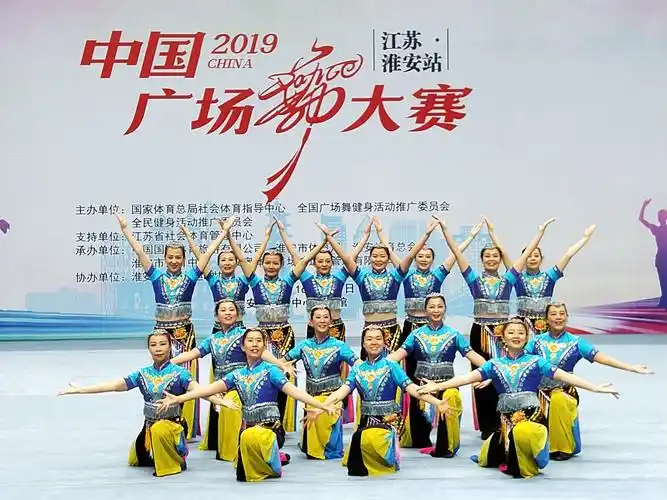 2 芳之梦队《爱我中华》1 千里草民:这两个舞蹈无论从编排和动作以及