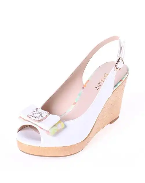 达芙妮甜美水钻饰蝴蝶结鱼嘴坡跟白色女凉鞋