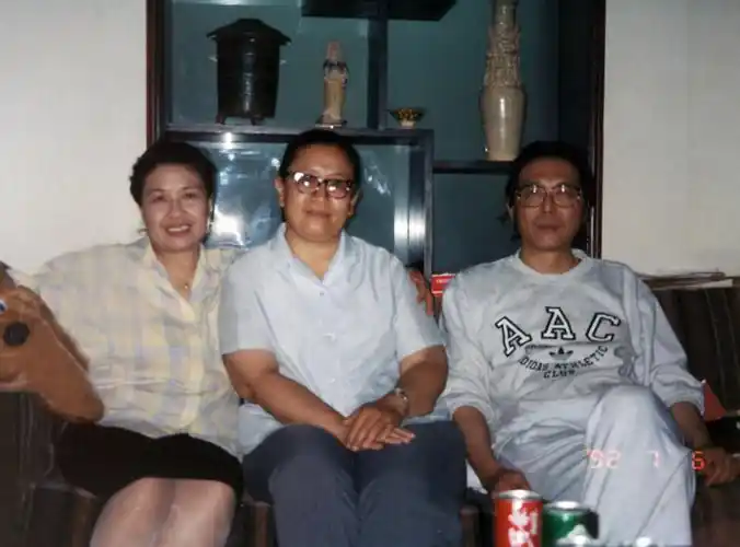 1992李纳,陶斯亮等在石愚画室合影.