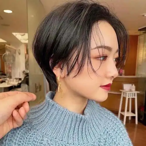 小圆脸也适合剪的短发,重点精致的超短发重点强调的是脸型的"小",虽然