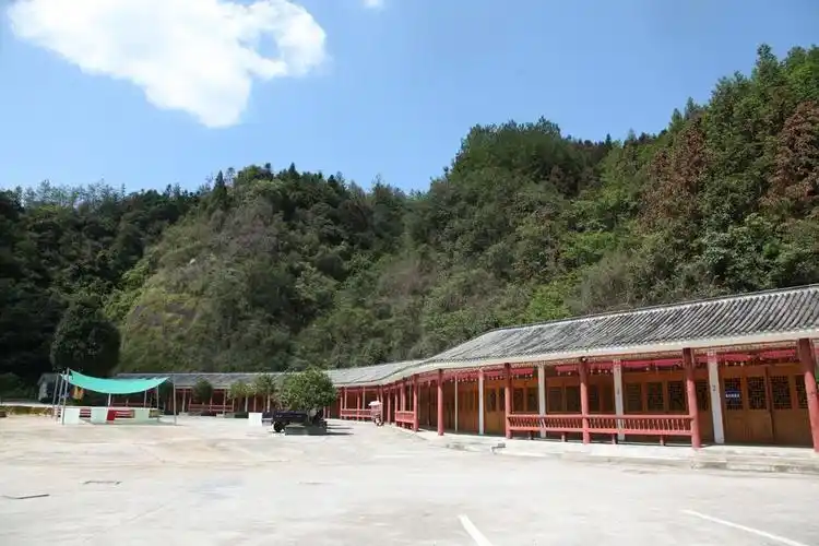 地址(在哪里):东浒寨风景区位于九江市修水县征村乡潭坑村境内介绍