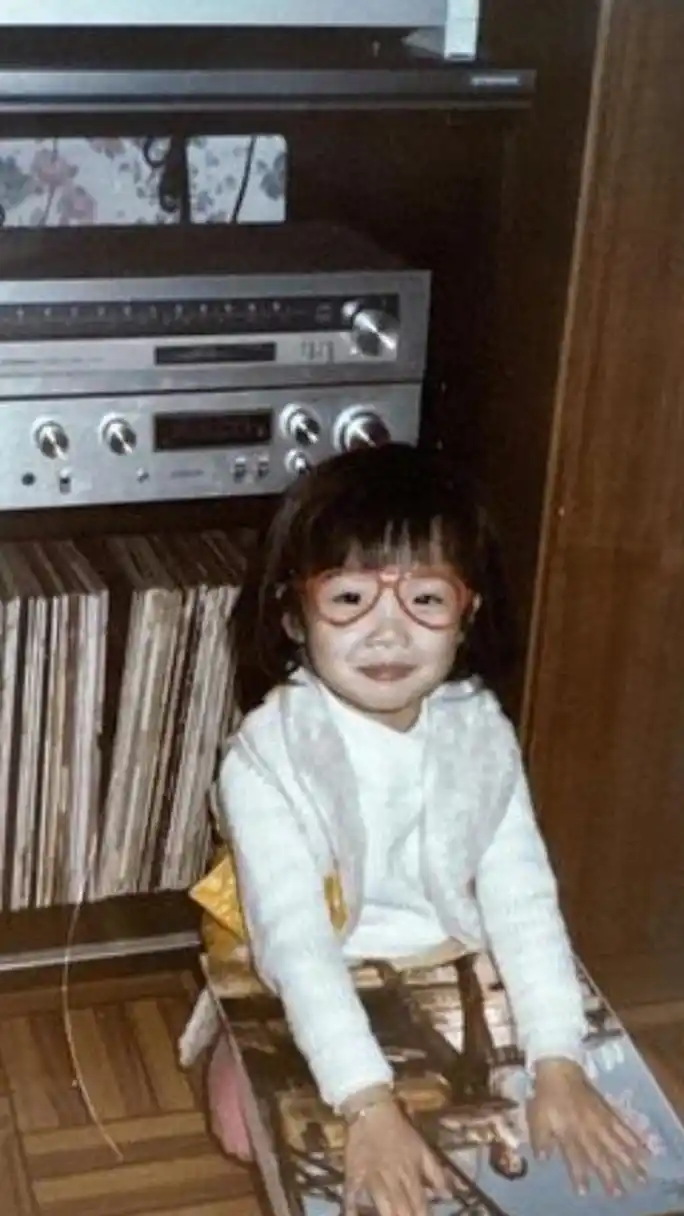容祖儿秀"超萌童年照"!