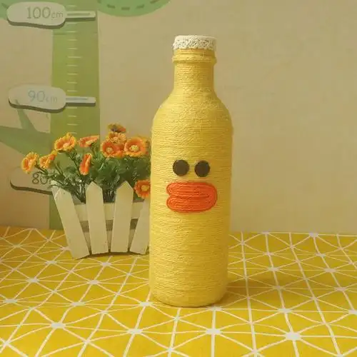 用塑料瓶做手工1将黑色袋套在塑料瓶上 2调整形状,如图所示,将顶端